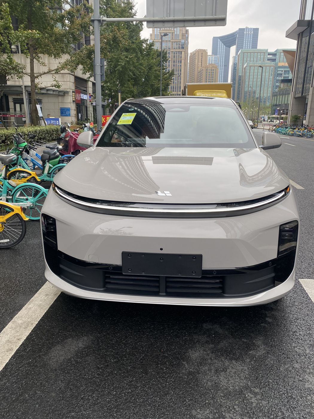 尊龙官方 MEGA 高压纯电 MPV